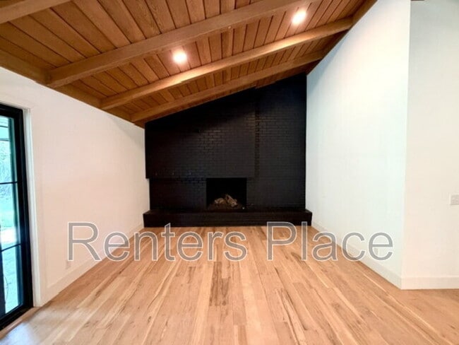 Building Photo - 2616 E 58th St