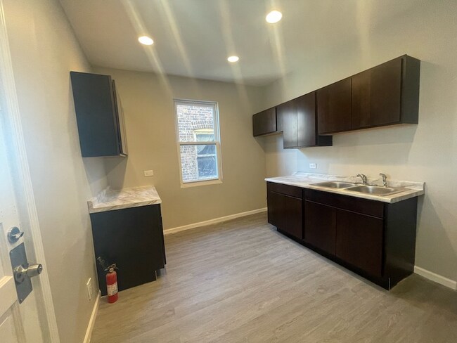 Foto del edificio - 7821 S Marshfield Ave
