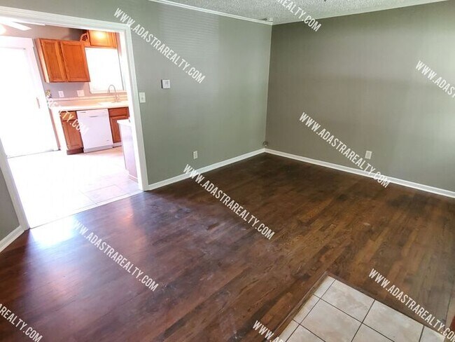 Foto del edificio - Remodeled 2 Bedroom Raytown Home w/Potential 3rd Bedroom-Available NOW!!