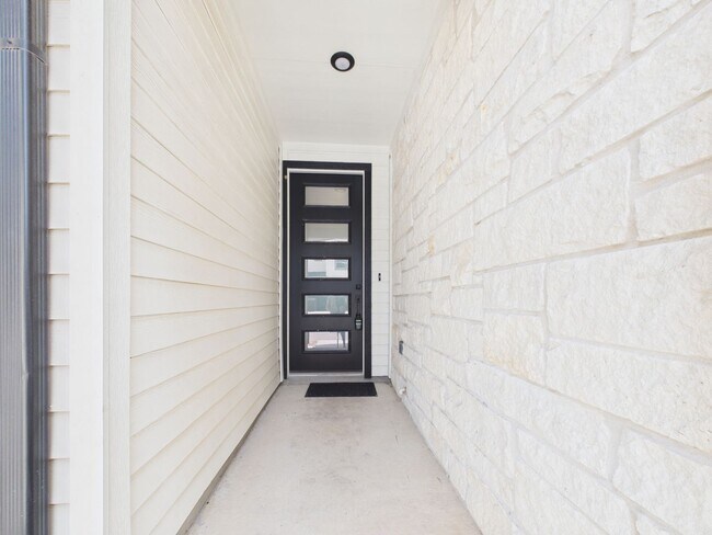 Building Photo - Great Townhouse with private yard