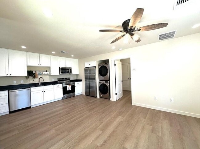 Building Photo - 515 E 39th St