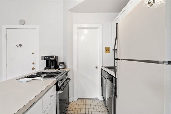 Building Photo - 389 Beacon St