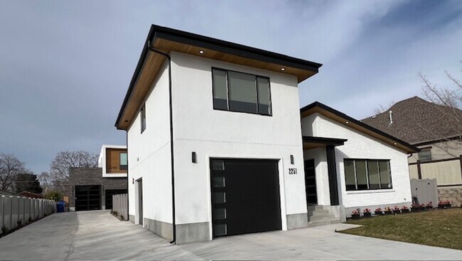 Building Photo - ABSOLUTELY UNBELIEVABLE NEW HIGH END CUSTOM HOME!
