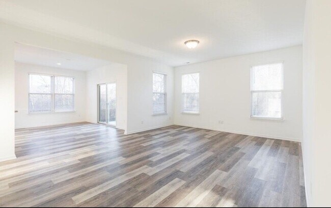 Foto del edificio - 8060 CLARKS CREEK COURT