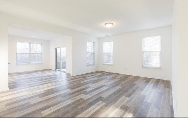 Foto del edificio - 8060 Clarks Creek Ct