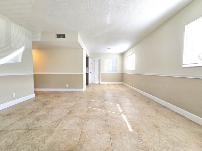 Living Room - Lincoln Apartments, LLC