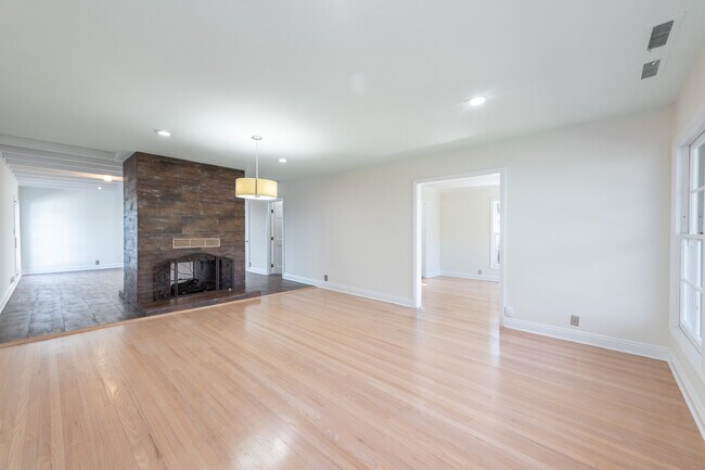 Foto del edificio - 4200 Rhodes Ave