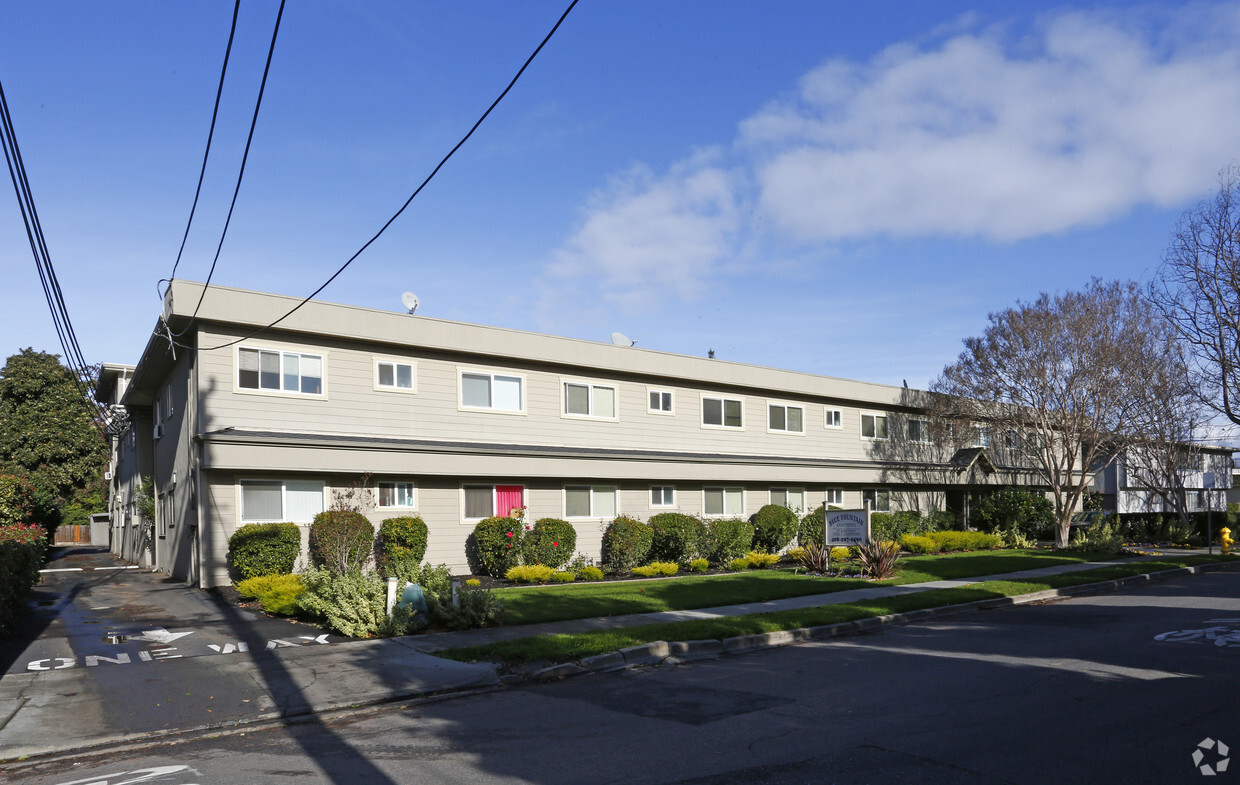 Primary Photo - Blue Fountain Apartments