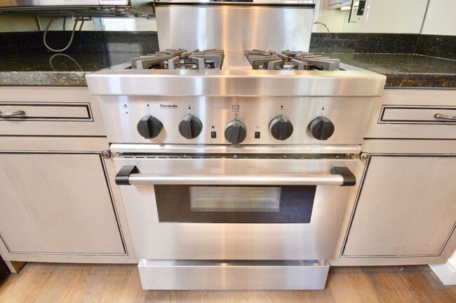 Building Photo - Stunning 3 BR | 2 BA in Noe Valley - Must See!