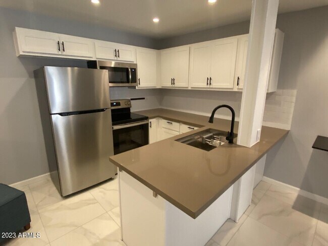 Building Photo - 1820 E Morten Ave