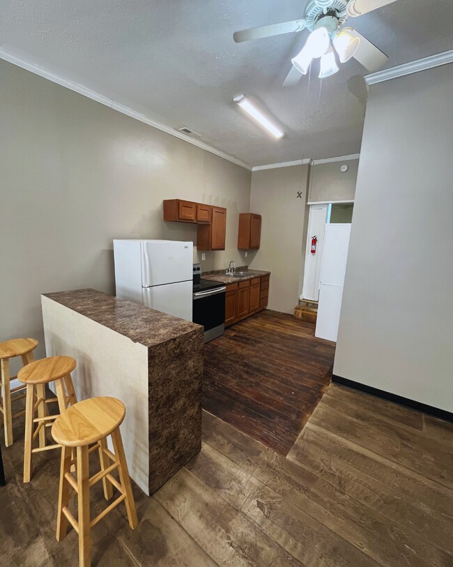 Building Photo - Large 1 Bed Apartment with Bonus Room!