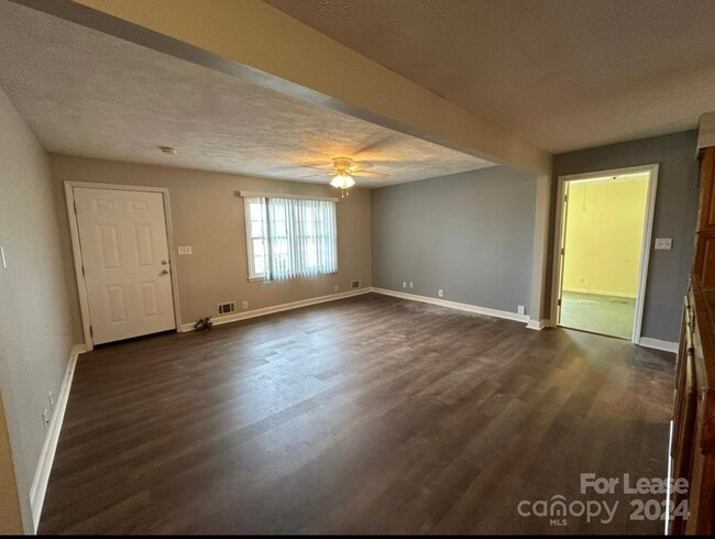 Foto del edificio - 3712 Providence Rd S