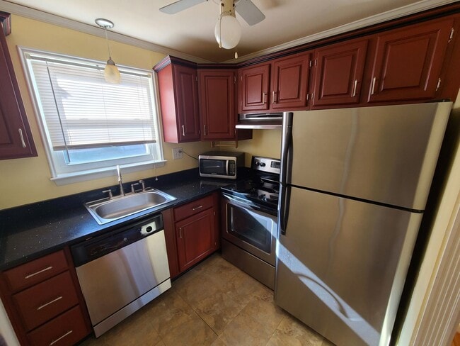 Building Photo - Studio in Rocky Hill - Heat & Hot Water In...