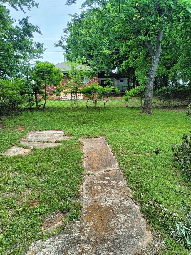 Building Photo - Beautiful 3 Bed / 1 Bath Home with Large Yard!