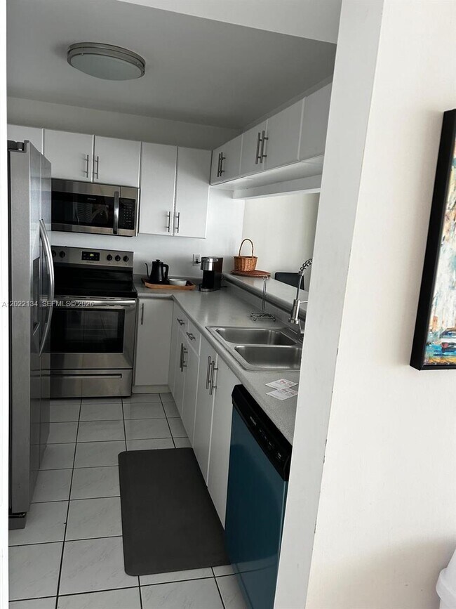 Foto del edificio - 17800 N Bay Rd
