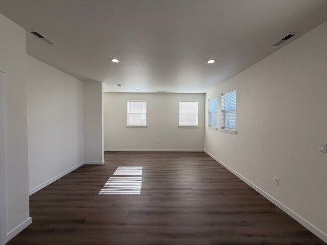 Foto del edificio - Beautiful New Construction- 3 bed, 2.5 ba, Quartz Countertops & Fenced Backyard