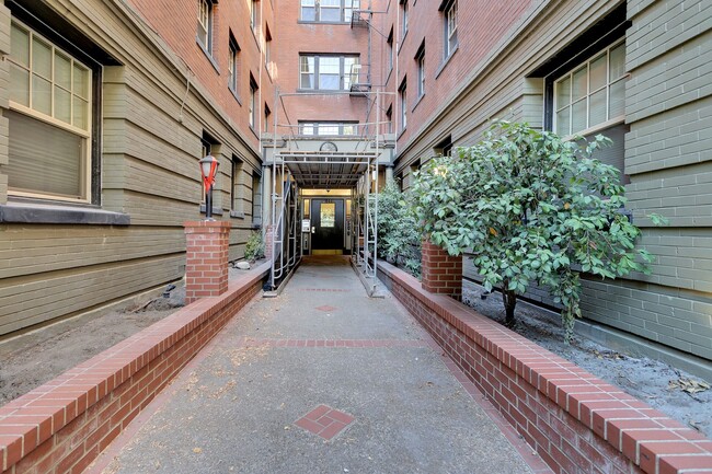 Foto del edificio - 1BD/1BTH Historic Condo in Portland