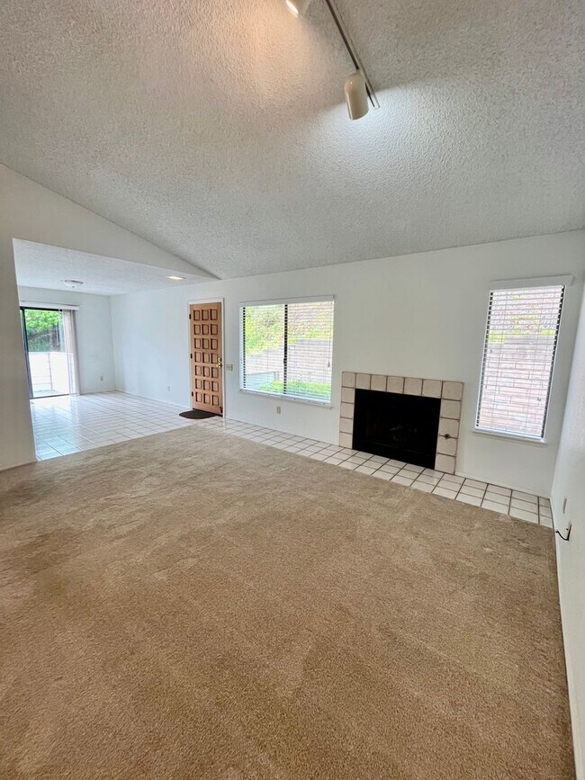 Building Photo - HUGE 2BD/2BA CLAIREMONT CONDO W/ 2 CAR GARAGE - ONLY $3,495/MONTH