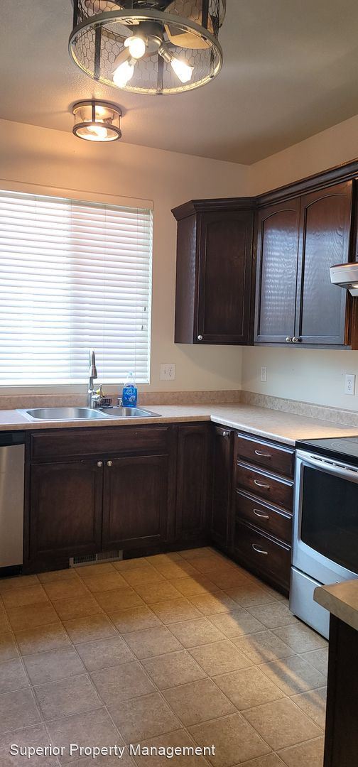 Foto del edificio - 5 br, 3 bath House - 1723 Meadow Dr.