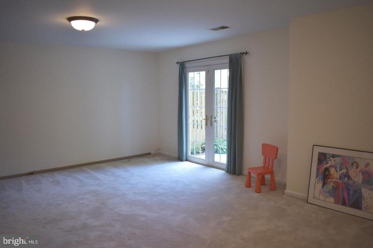 Primary Photo - 6098 Crown Royal Cir