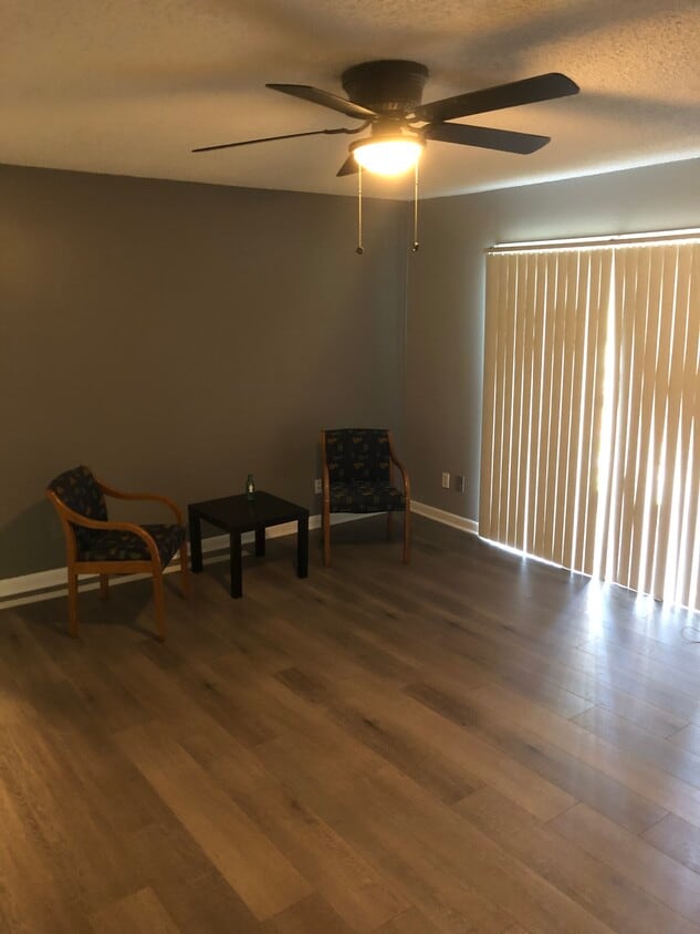 Living Room - 911 Camelot Dr