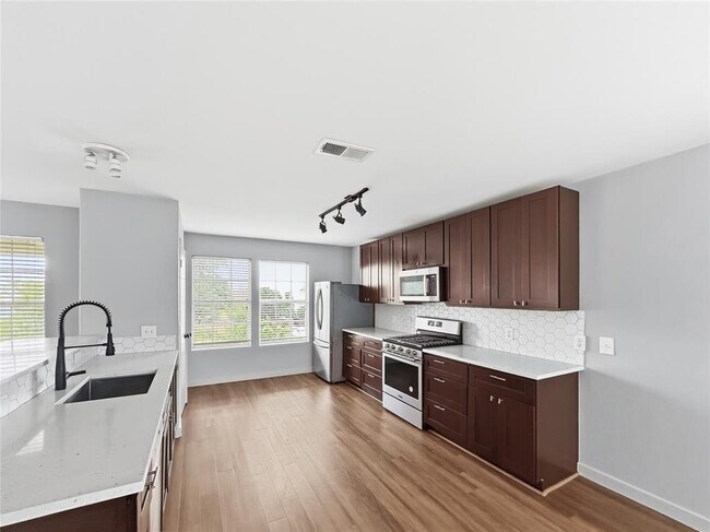 Foto del edificio - 5700 Glen Meadow Dr