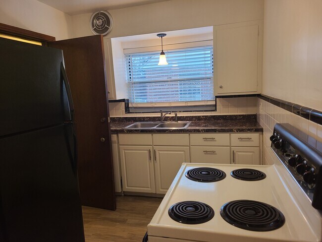 Kitchen - 5137 Highview Dr