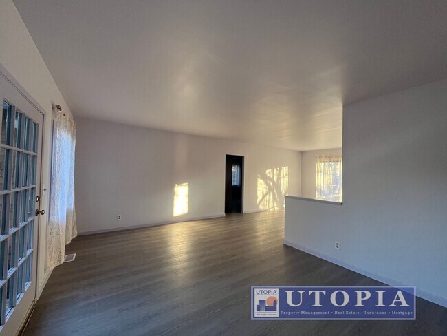 Building Photo - Newly Renovated Cozy 2 bed/ 1 Bath Home. Walking Distance from Local Beaches.