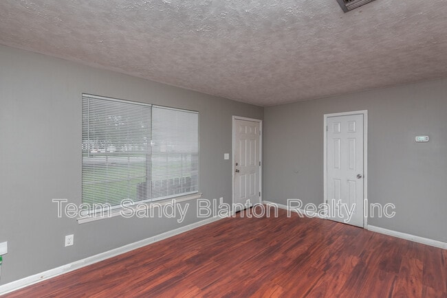 Foto del edificio - 525 Quigley Rd