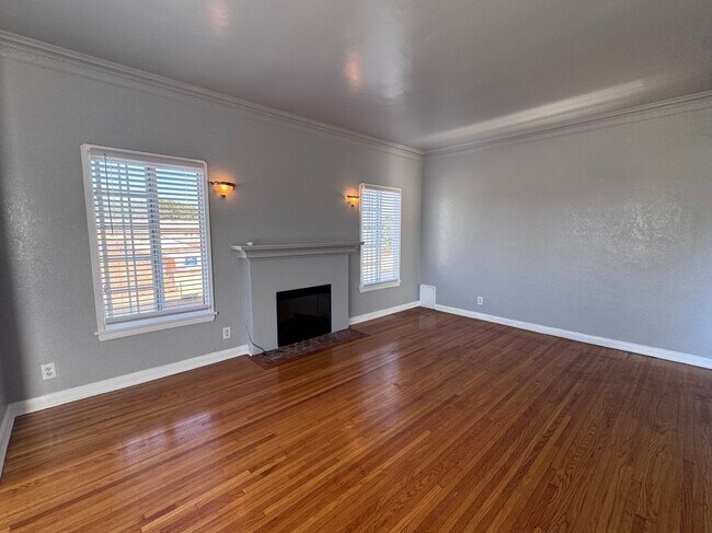 Building Photo - 1722 W 79th St