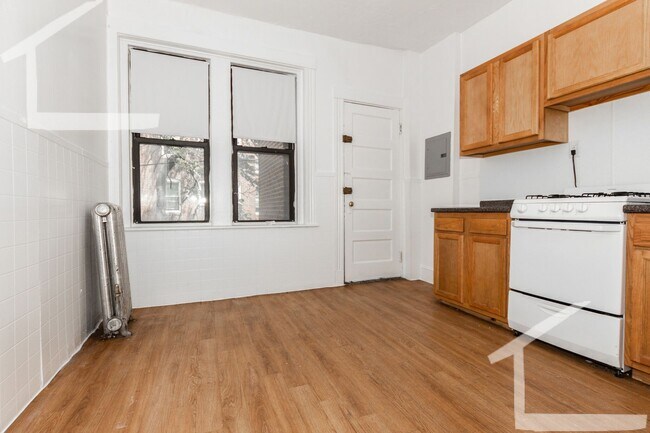 Building Photo - 9/1 No Fee! Split style 3BR on Comm Ave, Green Line