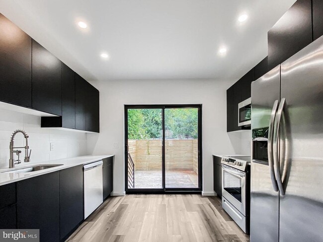 Building Photo - 2027 N 5th St