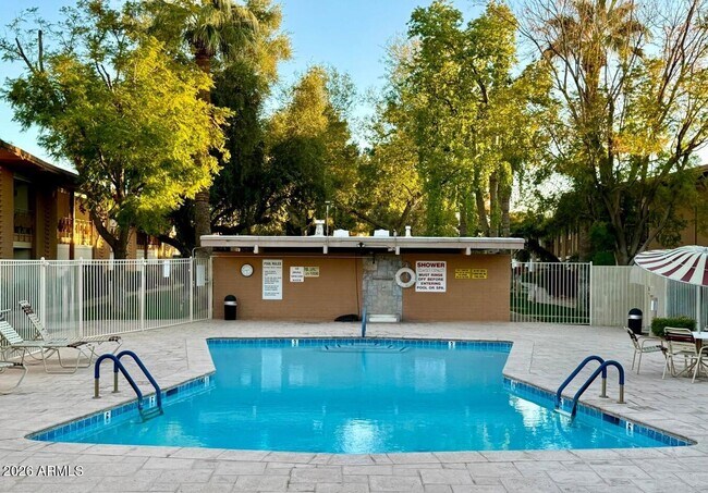 Foto del edificio - 6125 E Indian School Rd