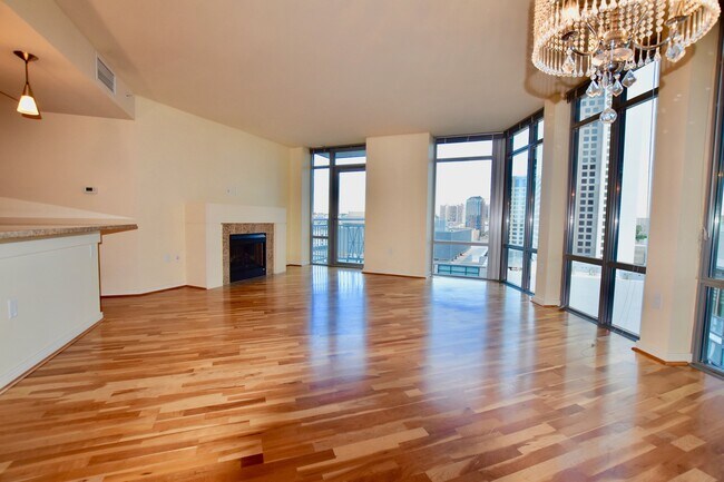 Foto del edificio - Beautiful Downtown 2 Bedroom Condo - Spaci...