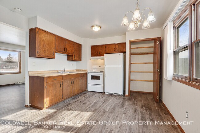 Building Photo - Neenah Townhouse!