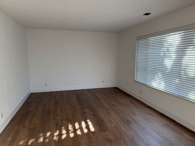 Building Photo - For Rent – Charming 2-Bedroom Home in Rinc...