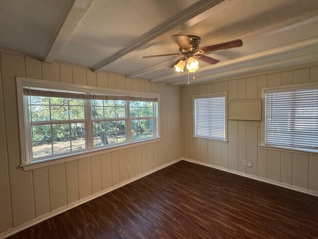 Foto del edificio - 2212 Sturges Dr