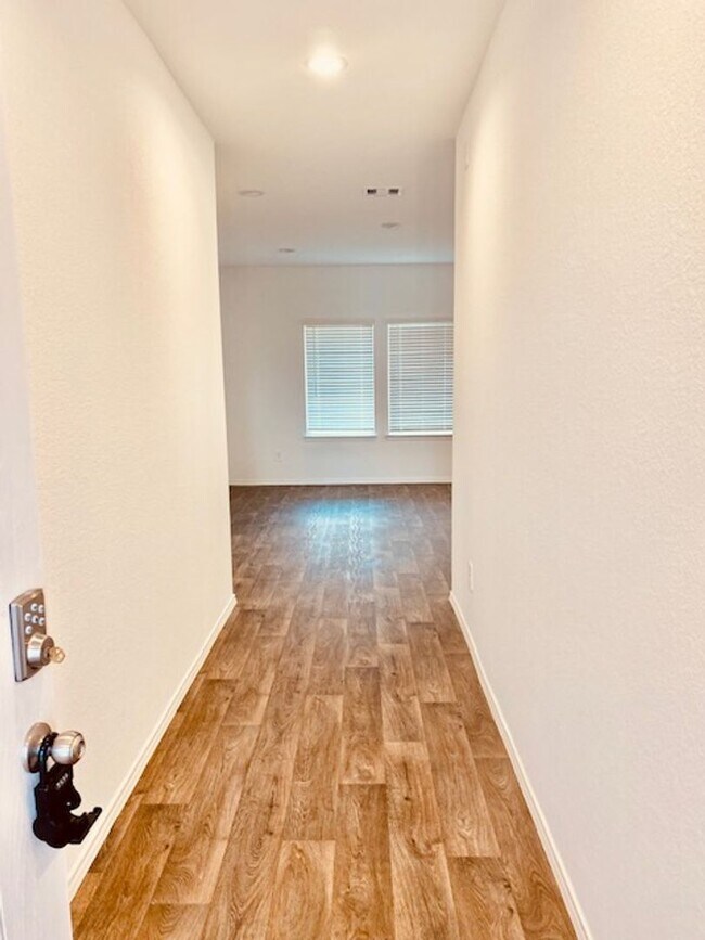 Foto del edificio - . BEAUTIFUL BRAND NEW 3 BEDROOM BATH HOME ...