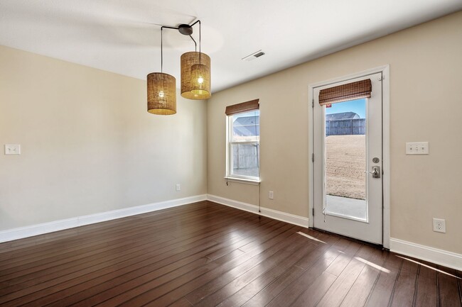 Foto del edificio - Spacious 3 bed/2.5 bath with fenced yard a...