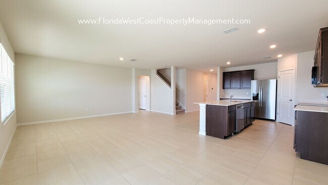 Building Photo - GORGEOUS 4 BEDROOM PLUS STUDY/DEN PLUS FLE...