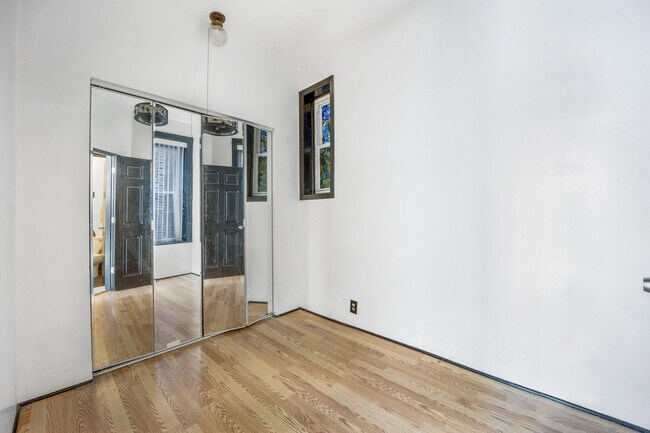 Building Photo - 2302 W 19th St