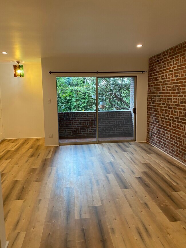 living room facing porch - 120 S Maple Dr