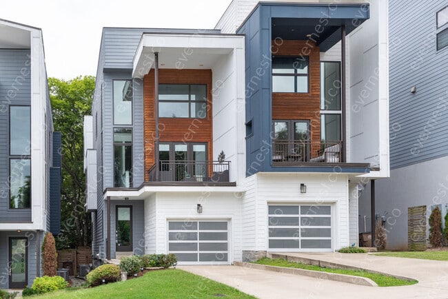 Building Photo - Beautiful 4 Bedroom Home in downtown!