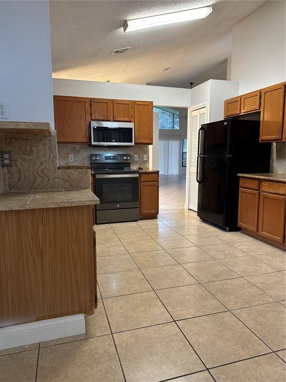 Foto del edificio - 245 Lakebreeze Cir
