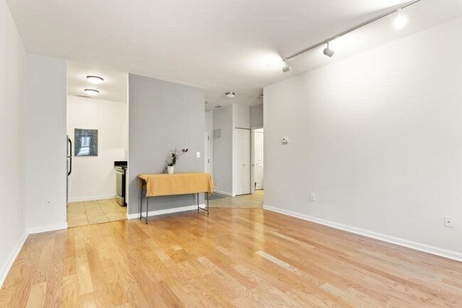 Building Photo - 218 Thorndike St