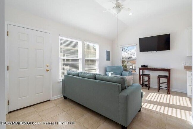Building Photo - 109 W Pompano Way
