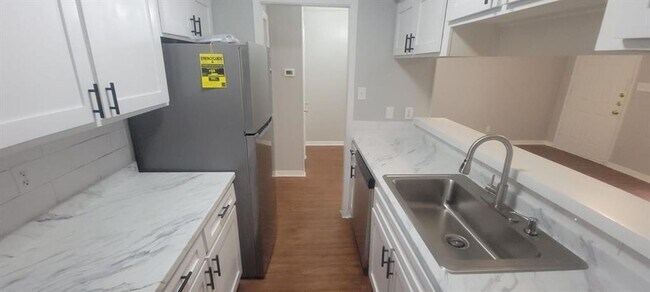Foto del edificio - 608 W 51st St
