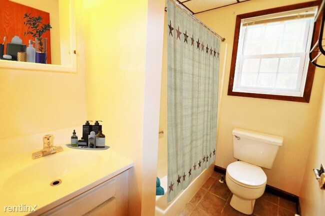 Building Photo - 2 br, 1 bath Apartment - 274 Dimmick Rd