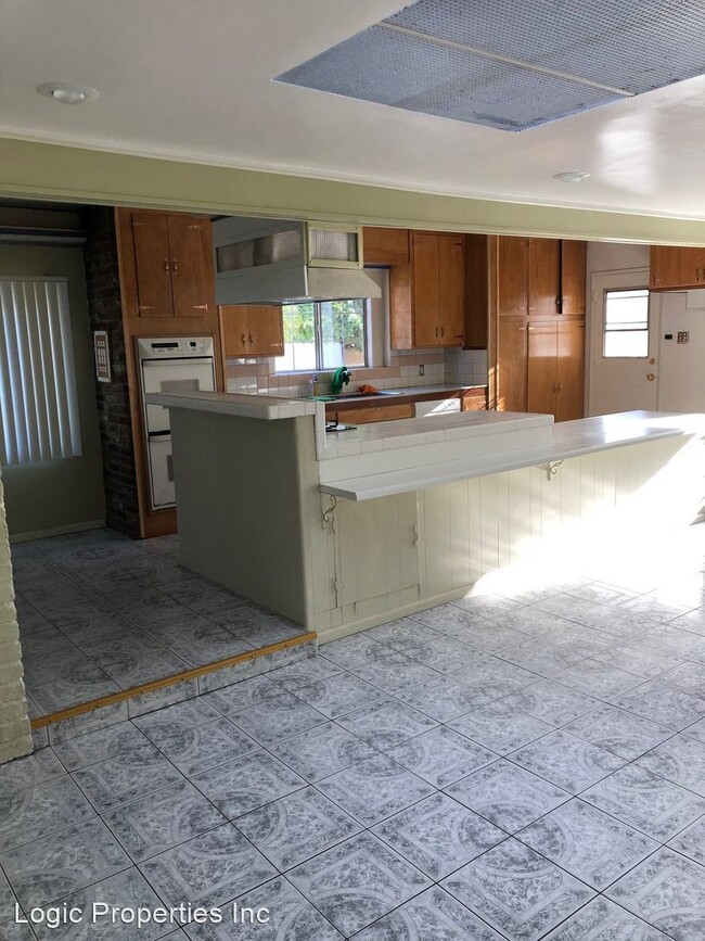 Building Photo - 5 br, 2 bath House - 2651 Chestnut Ave
