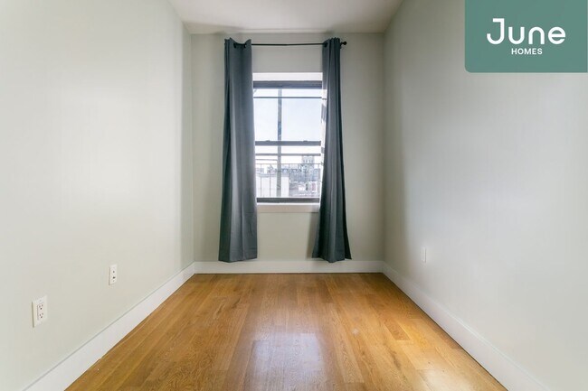Building Photo - ROOM ONLY in 3-bed/1.0-bath Home